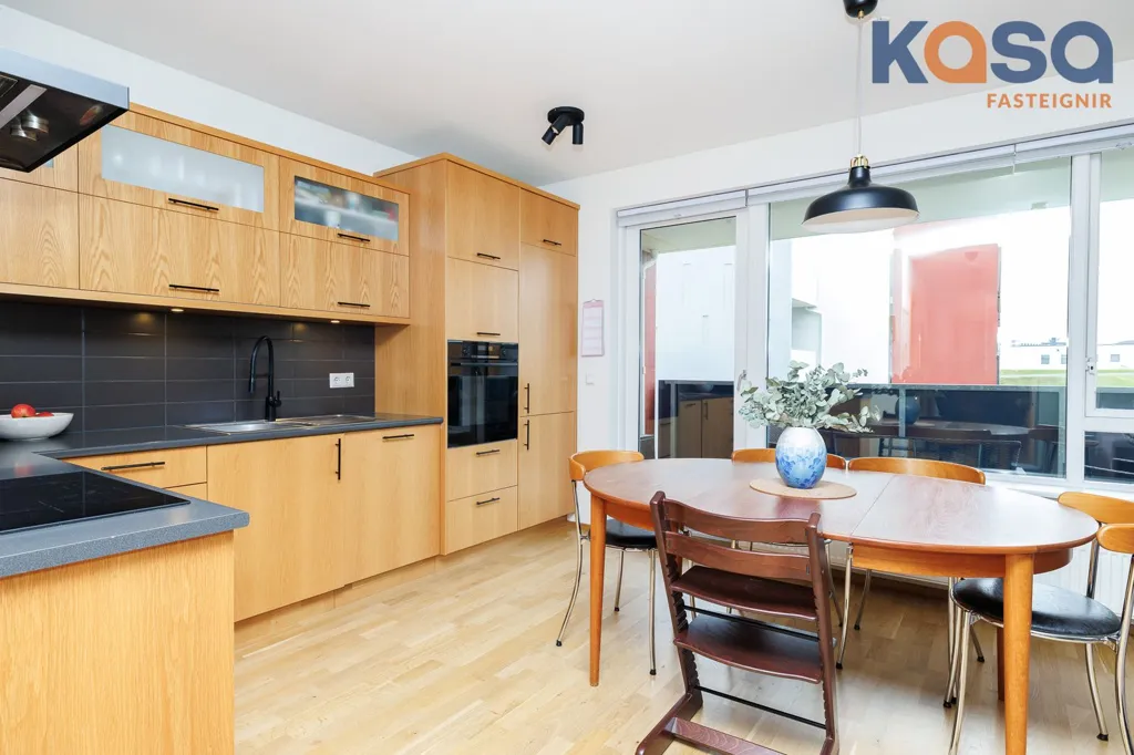 Salle à manger - 3-Bed Apartment with Balcony in Naustahverfi