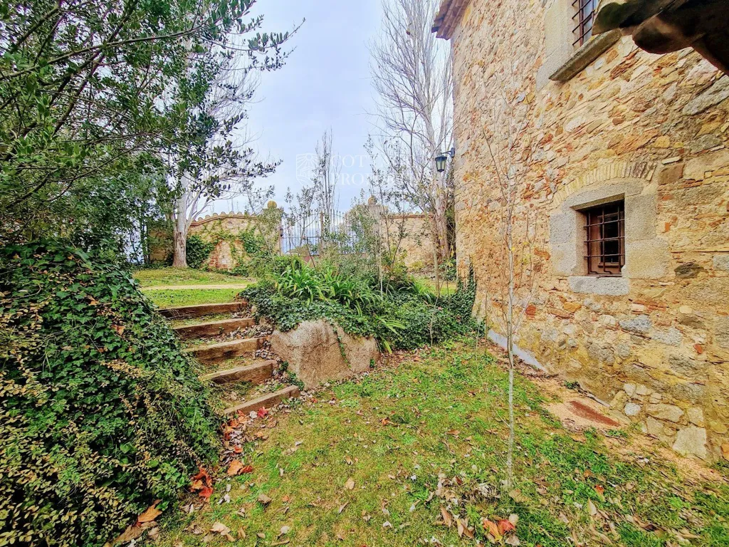 Giardino - Rustic Estate with Masia in Llagostera