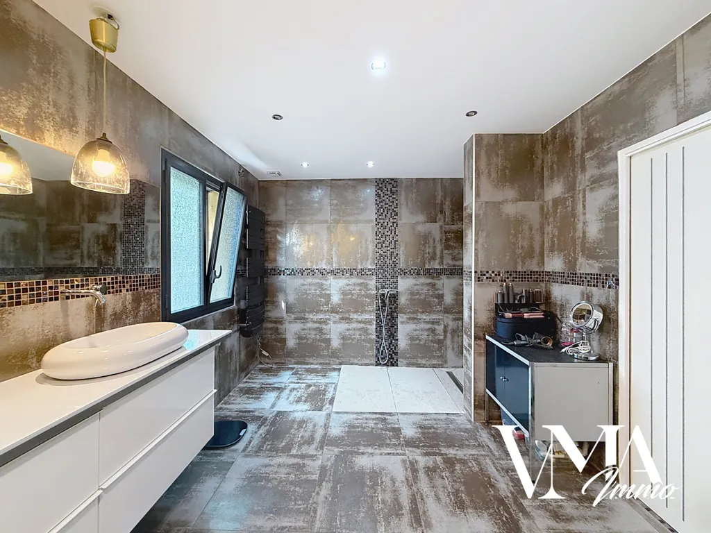 Salles de bain - Villa Familiale avec Jardin dans le Secteur Pierres Dorées