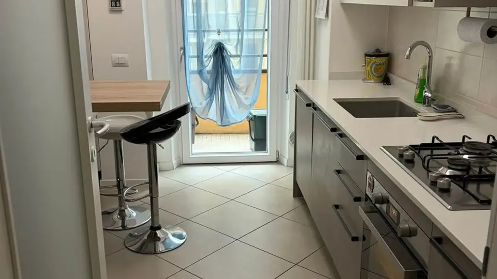 Cuisine - Rustic-Style Flat with Balcony in Mantova