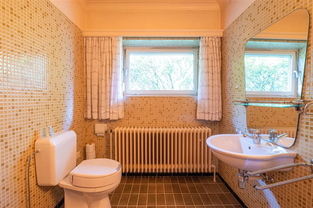 Salles de bain - Maison Pleine de Caractère avec Grand Garage à Herne