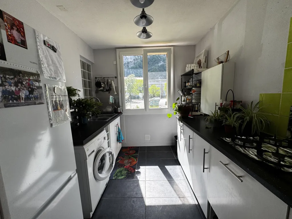 Cuisine - Appartement 3 Pièces avec Balcon et Ascenseur à Sassenage
