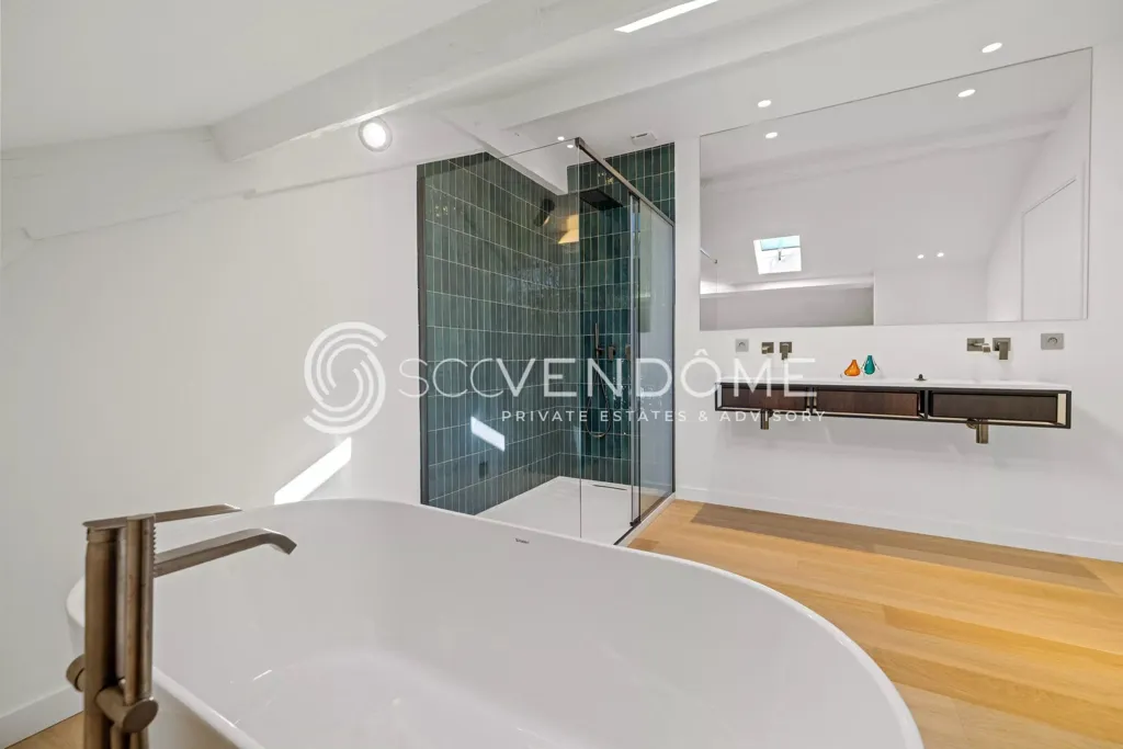 Vannitoad - Duplex with Panoramic Sea View in Cannes