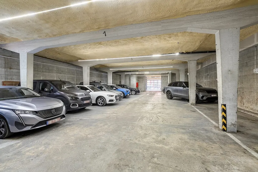 Garage - Maison Rénovée avec Terrasse à Proximité de 12 m²