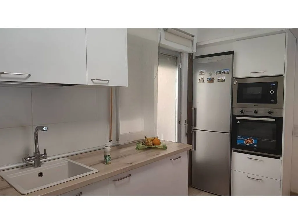 Cuisine - 3-Bedroom Flat with Balcony in West