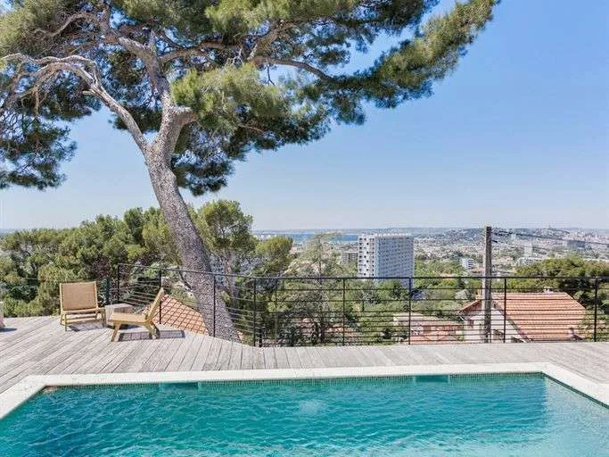 Piscine - Maison Contemporaine avec Vue Panoramique à Marseille