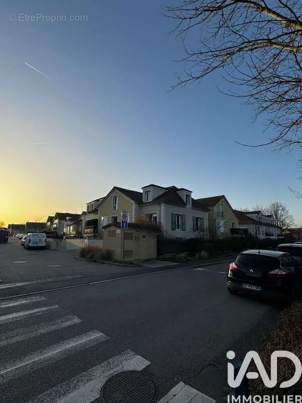 Extérieur - Parking Double Sécurisé à Vauréal