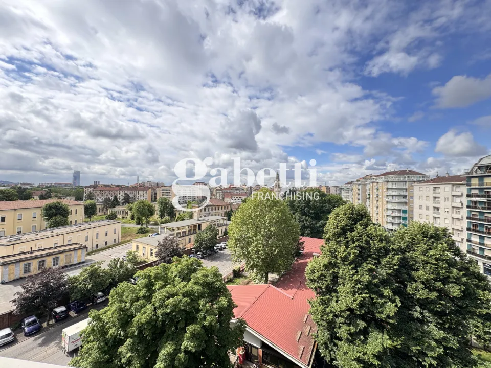 Rõdu - Central Triplex with Balcony in Turin