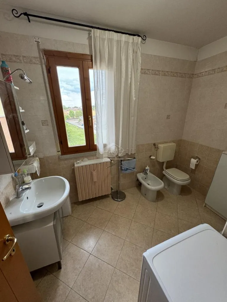 Salles de bain - Bright Trilocale with Balcony in Suzzara