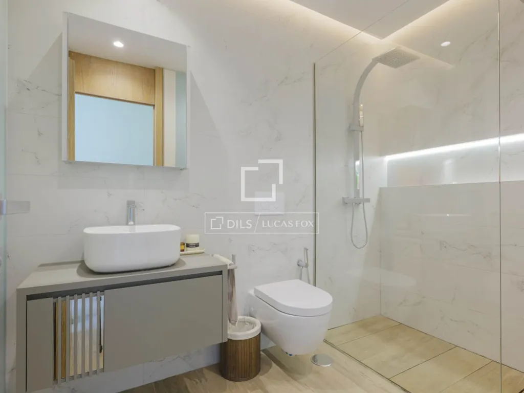 Bathrooms - Luxury Apartment with Golf Course Views in La Finca