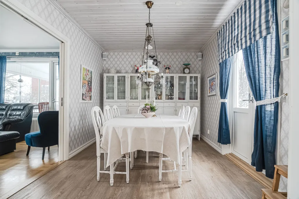 Söögituba - Villa with Lakeside Double Plot in Lucksta