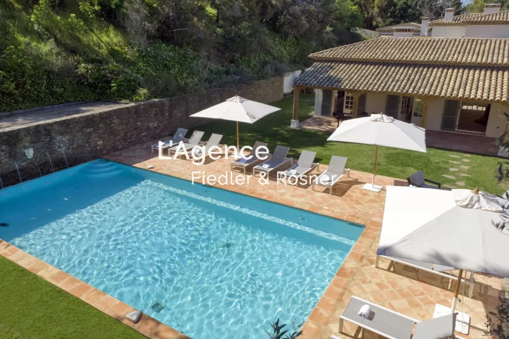 Vue aérienne - Villa Rénovée avec Piscine Chauffée à Ramatuelle
