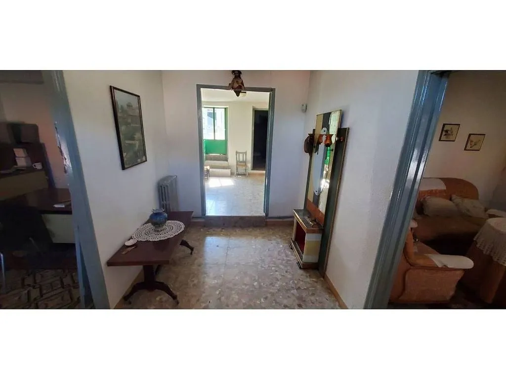Esik - Spacious House with Multiple Garages in Novés