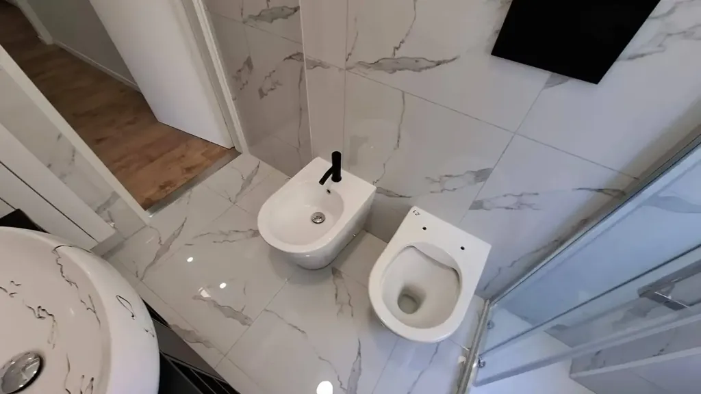Salles de bain - Modernised Triplex with Balcony in Trieste