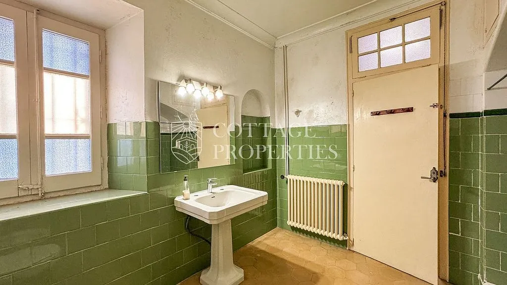 Bathrooms - Traditional Masía in Bellcaire d'Empordà
