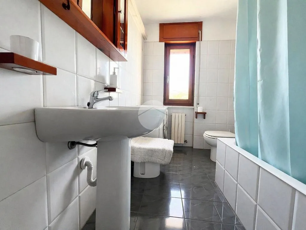Salles de bain - Three-Bedroom Apartment with Balcony in Settimo