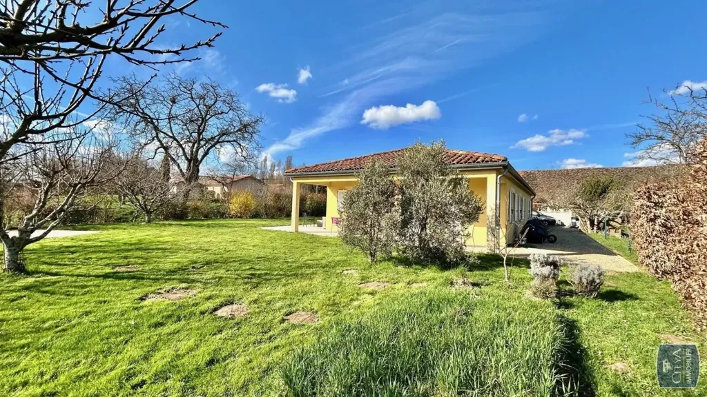 Jardin - Villa Indépendante avec Terrasses à Cuisery