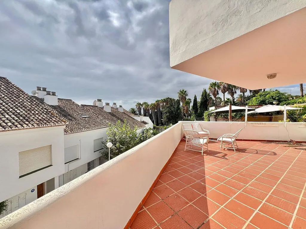 Terrasse - Semi-detached House with Pool on National Road