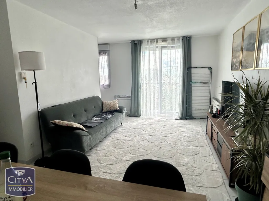 Séjour - Appartement 2 Pièces avec Parking à L'Aigle