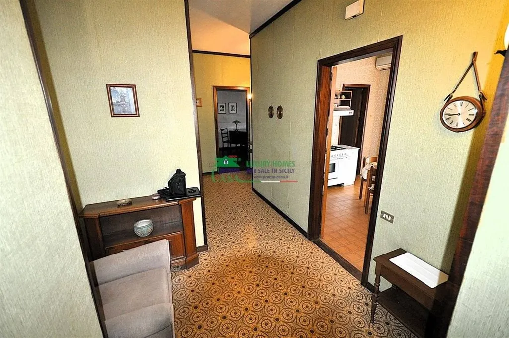 Entrée - Apartment with Perimeter Balcony in Ragusa