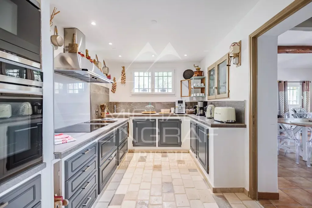 Cuisine - Bastide Élégante avec Vues Panoramiques sur le Luberon à Murs
