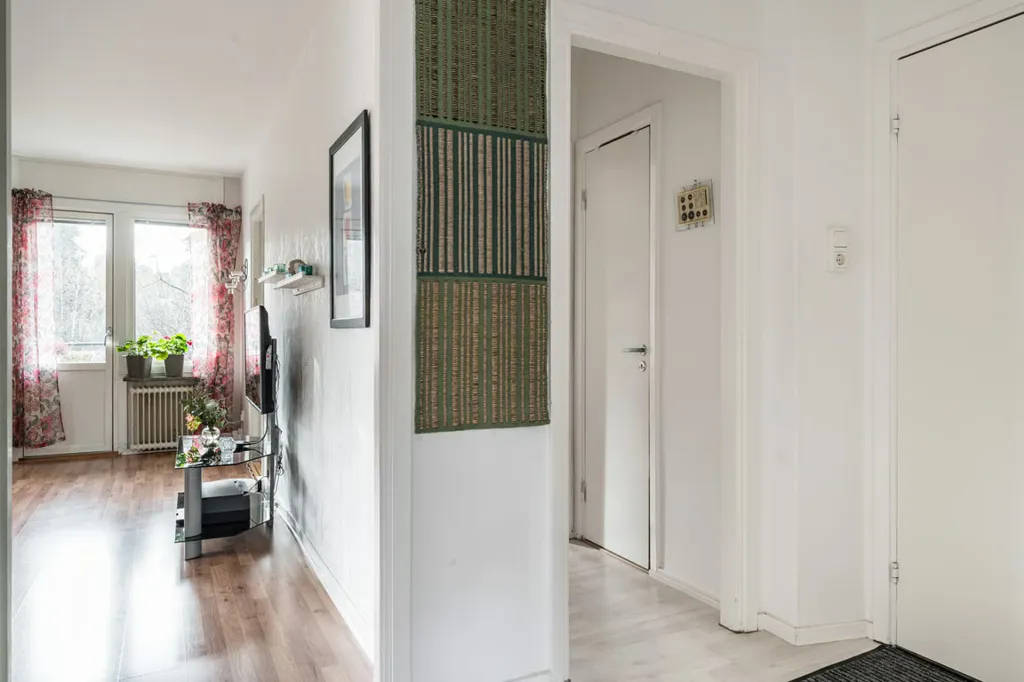 Esik - Efficient 1960s Flat with South-West Balcony in Solberga