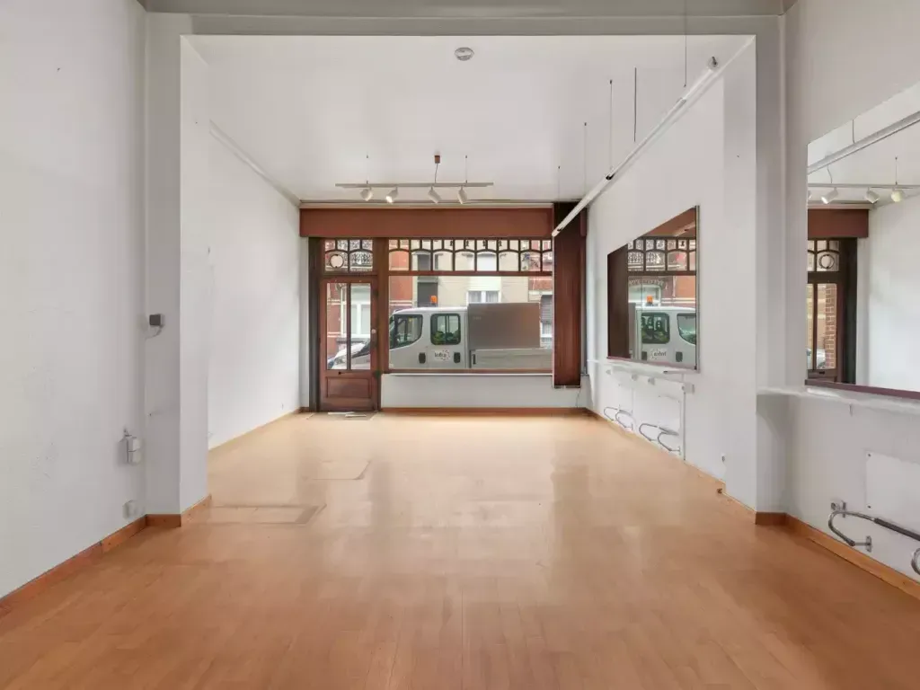 Toad - Mixed-Use Property with Commercial Space in Evere