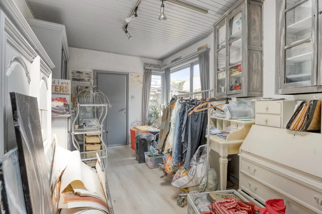 Buanderie - Mixed-Use Property with Private Drive in Bruges