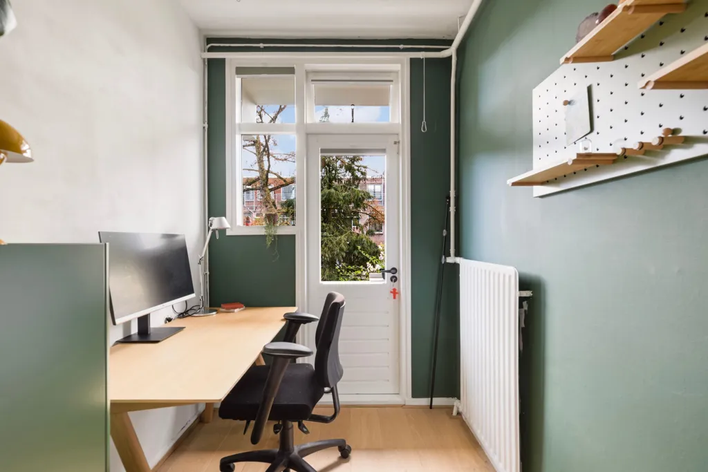 Bureau - 1940s Apartment with South-Facing Balcony in Blijdorp