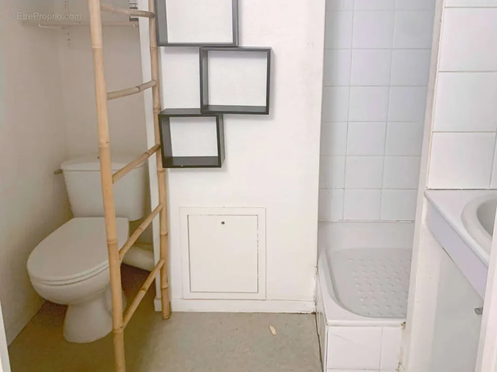 Bathrooms - Studio with Parking in Bordeaux Centre
