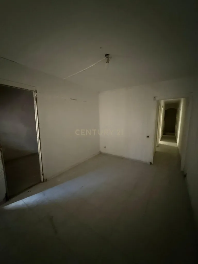 Pièces - Apartment with Balcony for Renovation in Centre