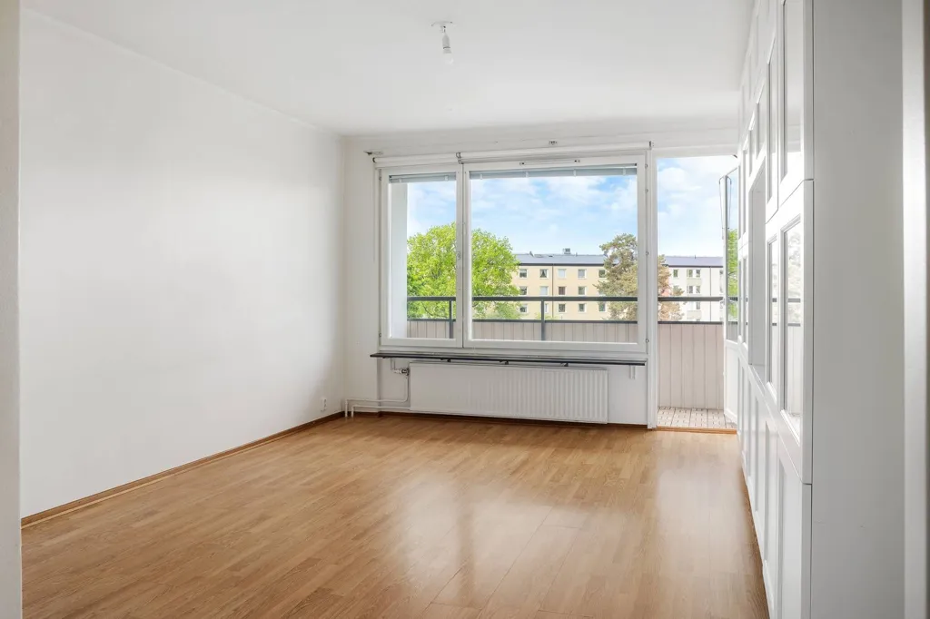 Pièces - Spacious 2nd Floor Flat with Balcony in Sunny Location