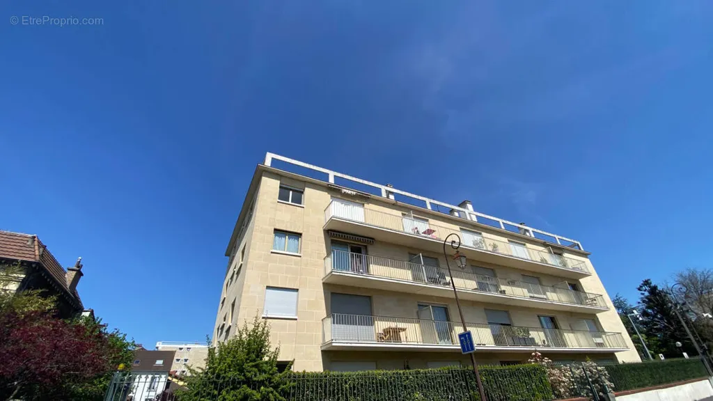 Välivaade - 3-Bed Apartment with Balcony in Enghien