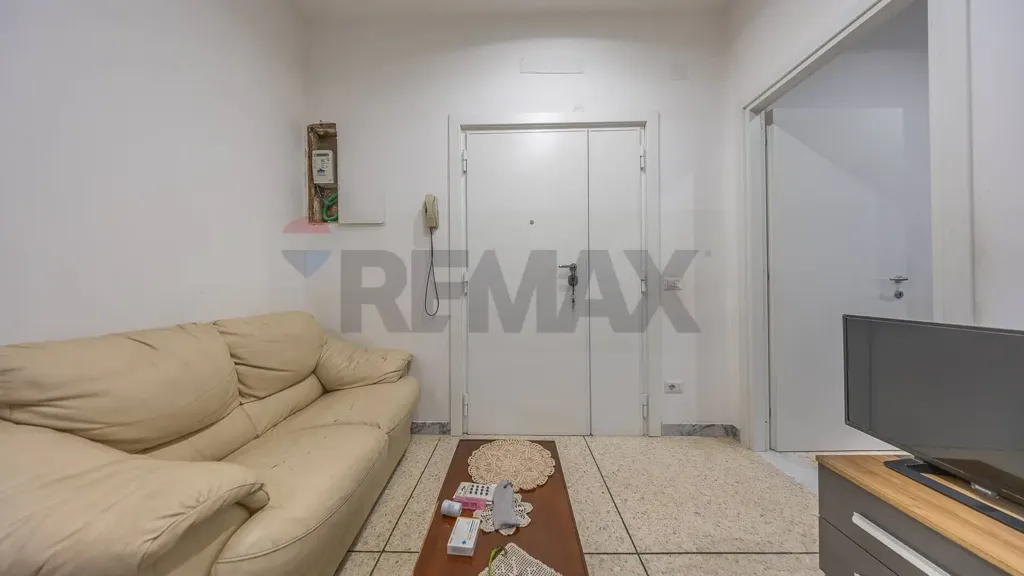 Elutuba - Ristruttured Flat with Ascender in Appio Latino, Rome