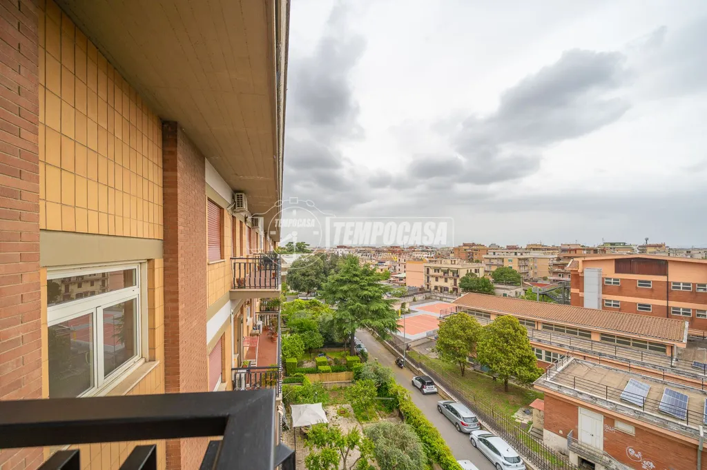 Rõdu - Ristrutturato Flat with Balcony in Centocelle