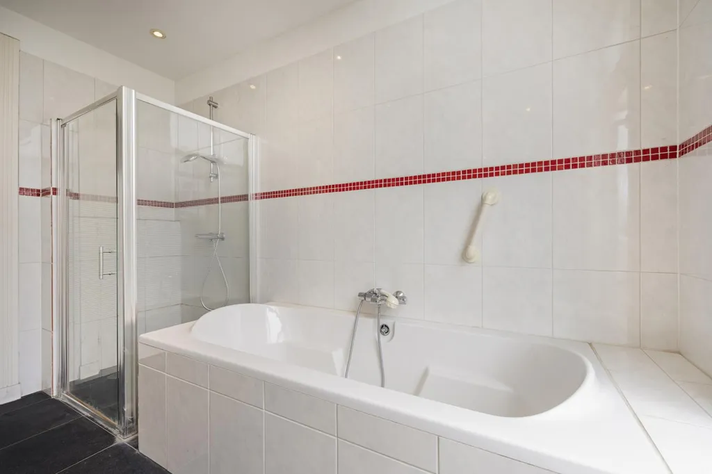 Salles de bain - Herrenhuis with Balcony in Duinoord, The Hague