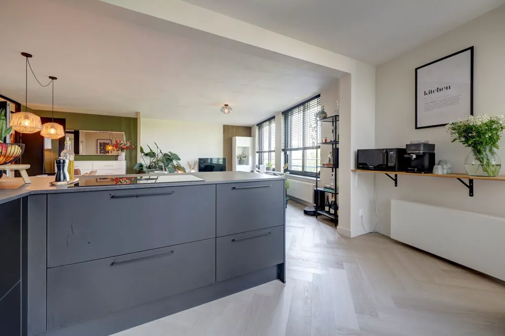 Cucina - Modernised 3-Bedroom Apartment with Balcony in Westerpark