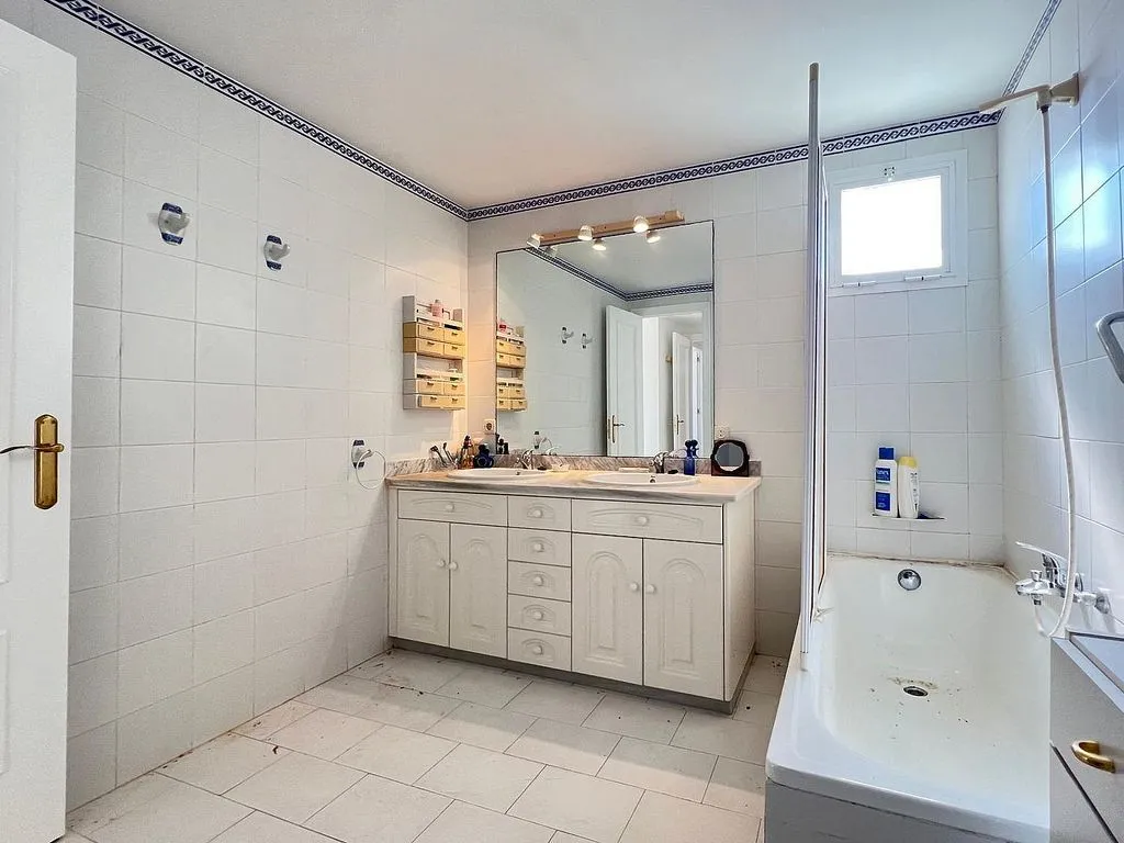 Salles de bain - Semi-detached House with Pool on National Road