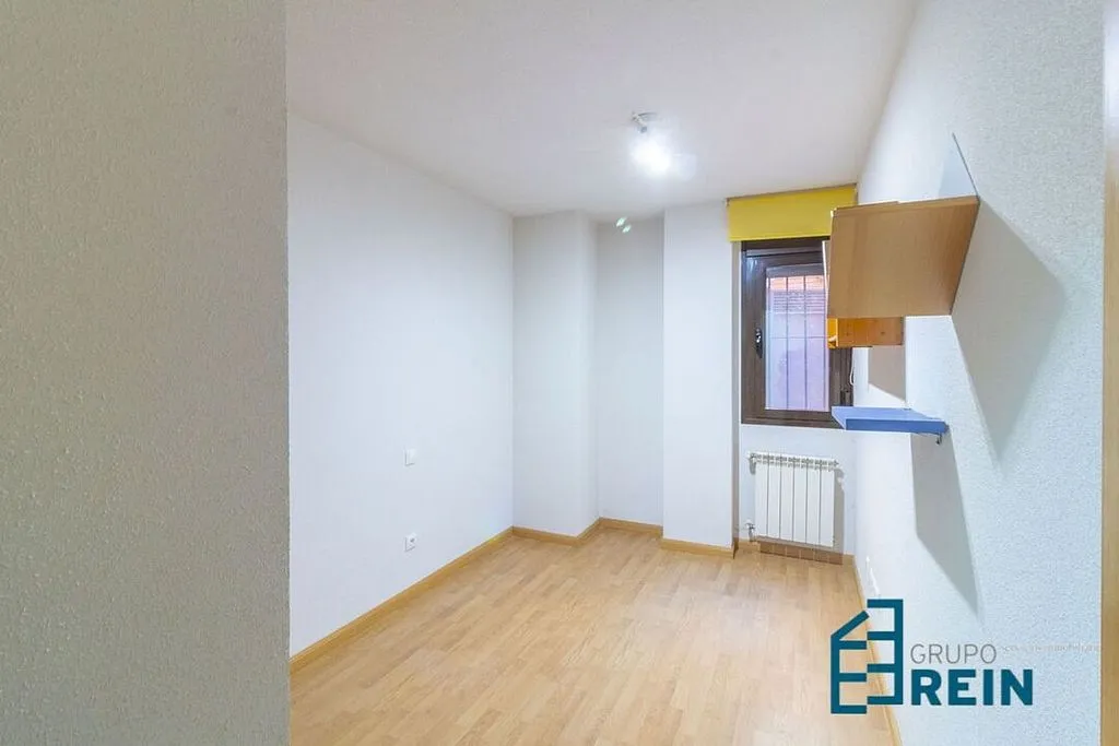 Rooms - 3-Bedroom Apartment with Garage in Recas