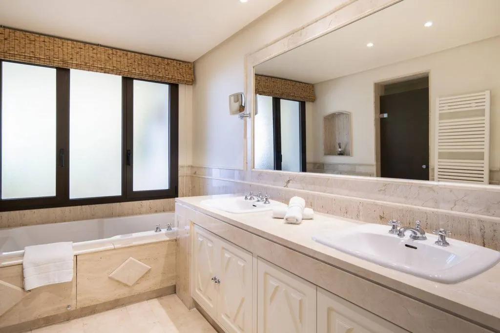 Salles de bain - Luxury Villa with Pool in Nueva Andalucia, Marbella