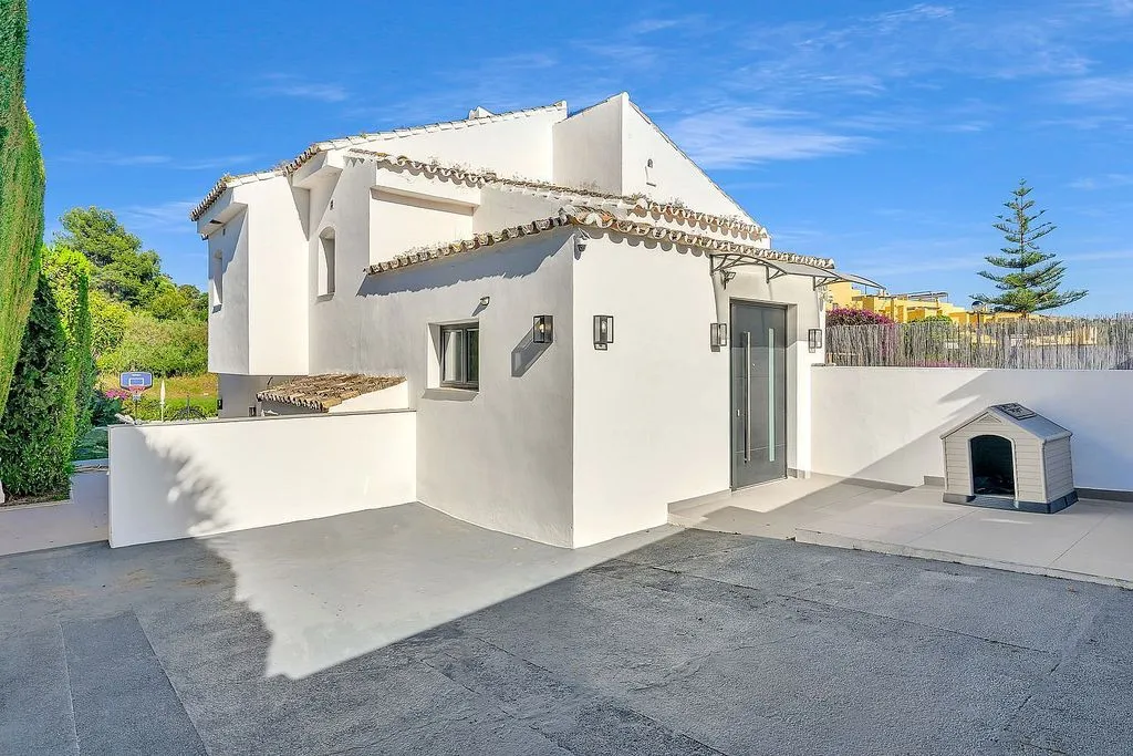 Exterior - Modern Villa with Pool and Terrace in Guadalmina