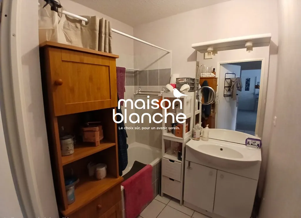 Salles de bain - Appartement Lumineux avec Balcon à Partenay