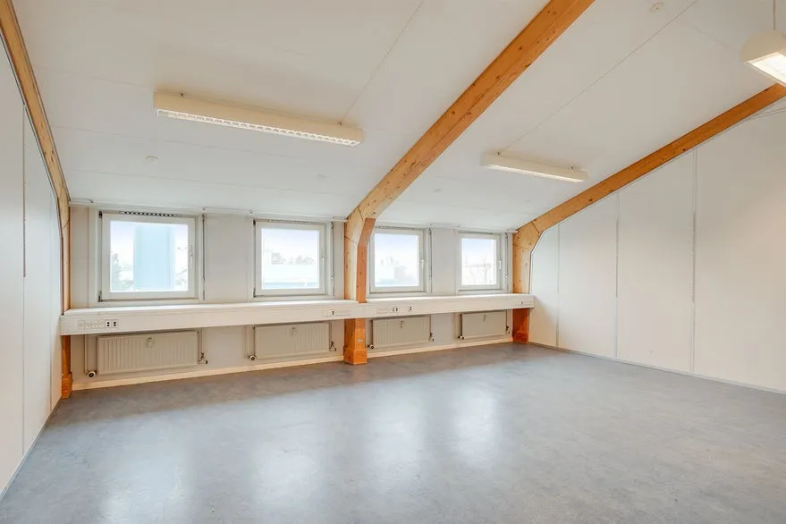 Bureau - Office Space with Stairwell Access in Central Location