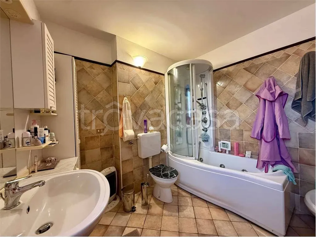 Salles de bain - Rustic Semi-detached House with Balcony in Armeno