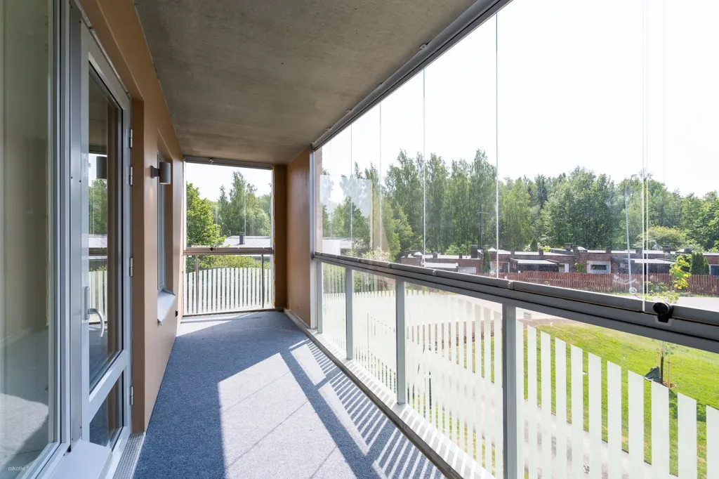 Balcon - Modern Apartment with Balcony in Lippajärvi, Espoo
