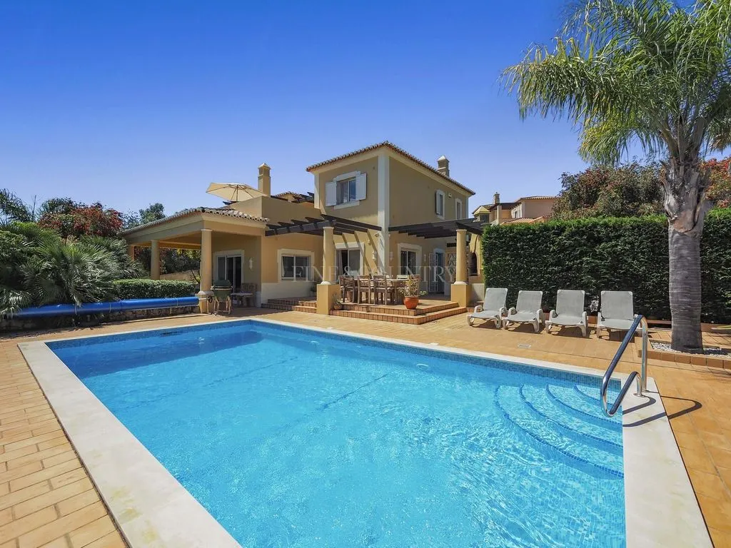 Bassein - Luxury Villa with Golf Views in Estômbar