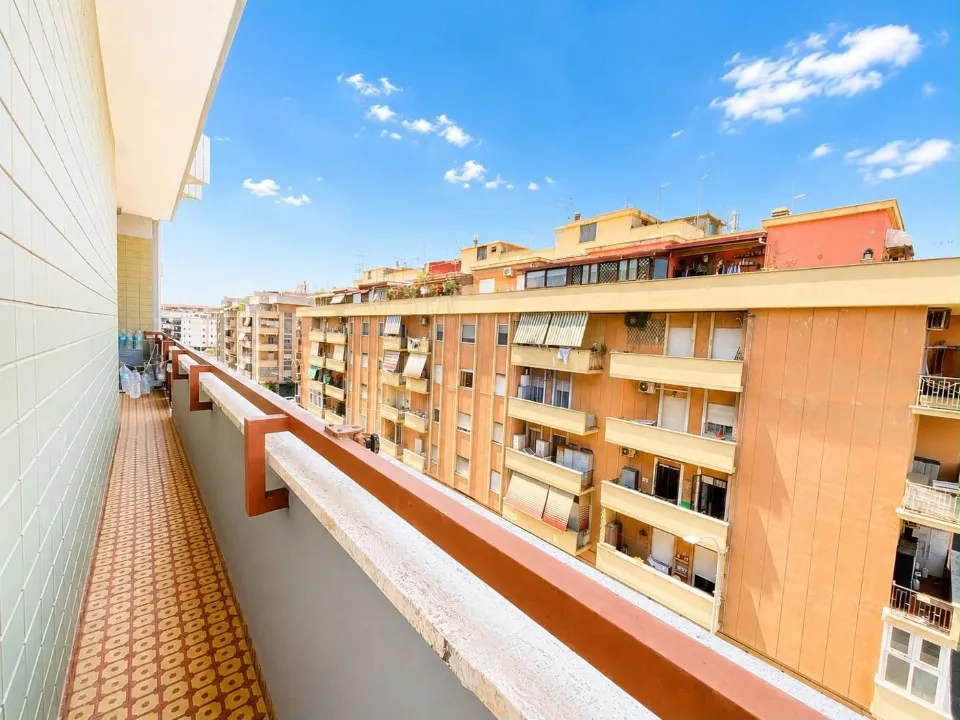 Balcon - Spacious Apartment with Open View in Rome