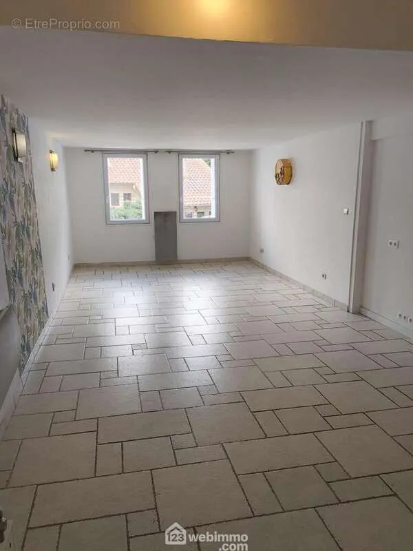 Elutuba - Duplex with Rare Volumes in Sète Centre