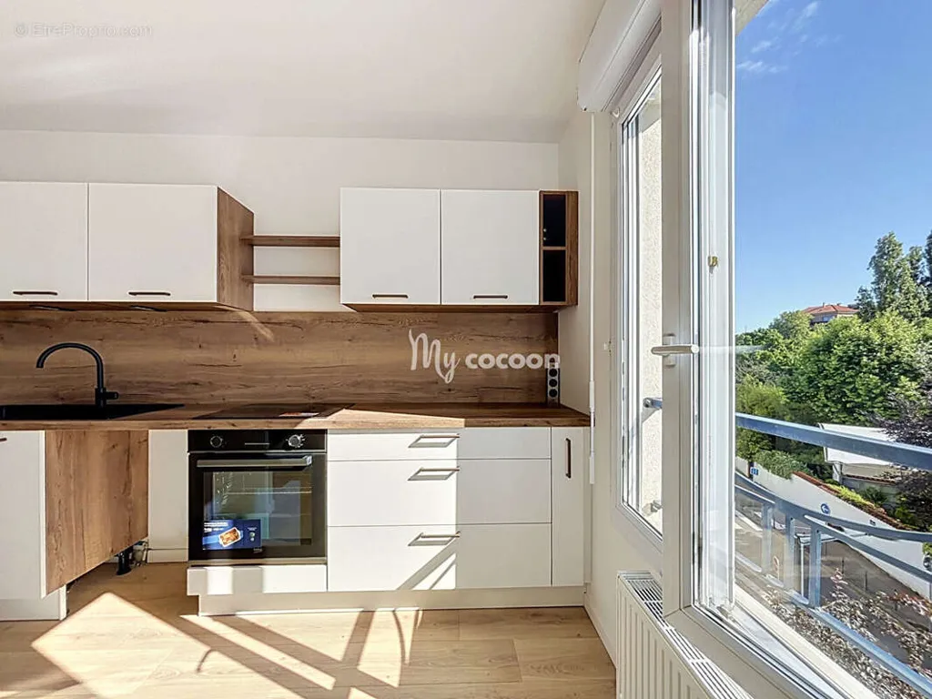 Köök - Renovated 2-Bed Flat with Balcony in Lyon 9