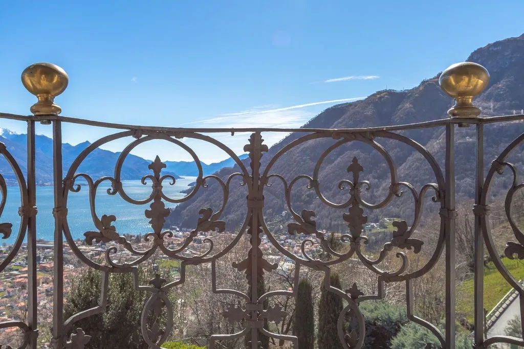 Terrasse - Luxury Villa with Lake View in Dongo